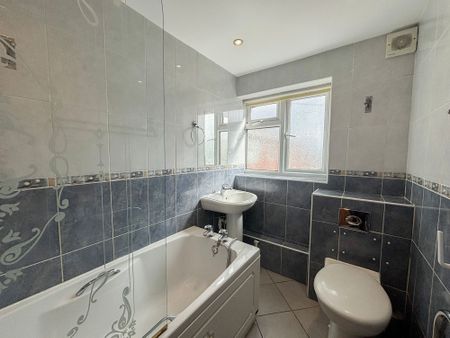 2 bed apartment to rent in Holmewood Close, Kenilworth, CV8 - Photo 5