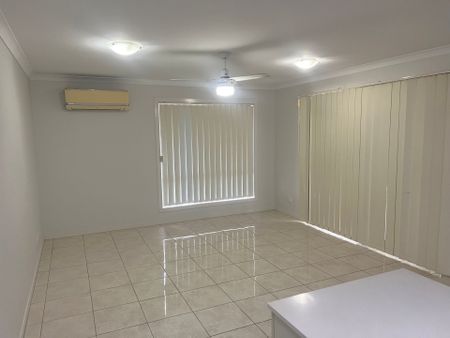 Spacious 4-Bedroom Family Home in Blacks Beach - Photo 3