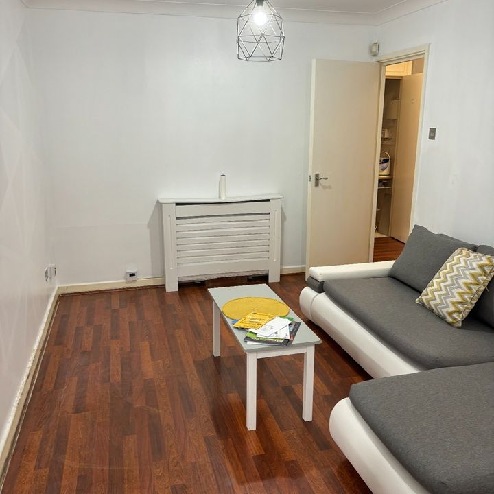 2 Bed Flat, Queens Court, B1 - Photo 1