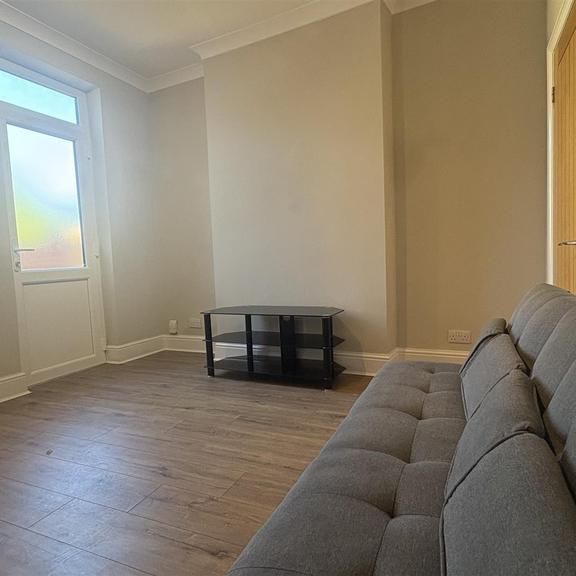 2 bedroom end of terrace house to rent - Photo 1