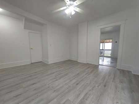 For Lease - 2143 Gerrard Street Unit# Main Fl, Toronto, Ontario - Photo 4