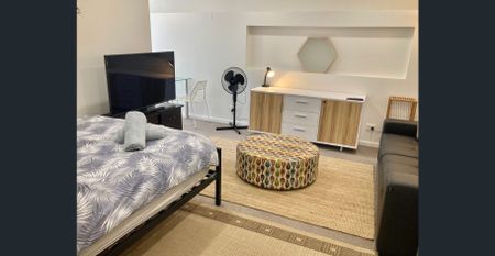 Fully Furnished Studio Apartment in the Heart of Cronulla's CBD, 30 Secs Walk to Cronulla Mall. Minutes walk to the Beach's & Gunnamatta Bay. - Photo 5