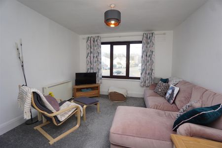 2 bedroom Flat To Let - Photo 3