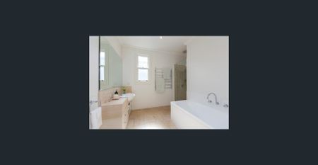 FAMILY HOME IN THE HEART OF ALBERT PARK - Photo 4