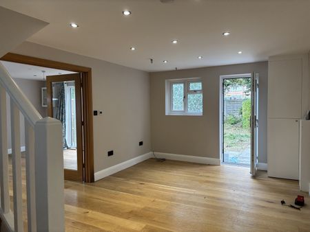 4 Bed Terraced House, Moat Crescent, N3 - Photo 2