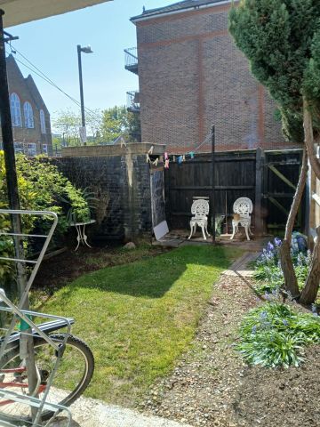 Room in a Shared House, Crewkerne Court, SW11 - Photo 5