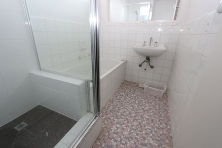 BRIGHT ELWOOD APARTMENT! - Photo 3