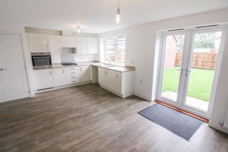 4 bedroom detached house to rent - Photo 4