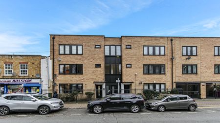 3 Bed flat with excelent transport links Room C - Photo 2