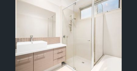 Spacious Townhouse in a Prime location! - Photo 5