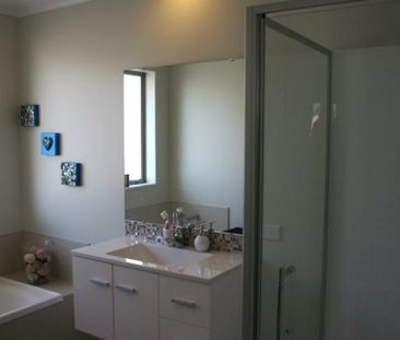Spacious, Comfortable Family Home in Addison - Photo 6
