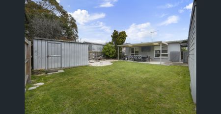 Spacious 3-Bedroom Home + Self-Contained Granny Flat in Prime Seaford Location - Photo 5