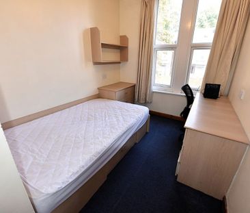 4 bedroom Flat in Flat B, Leeds - Photo 3