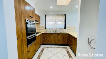 Charming Family Home in Heart of Minto! - Photo 2