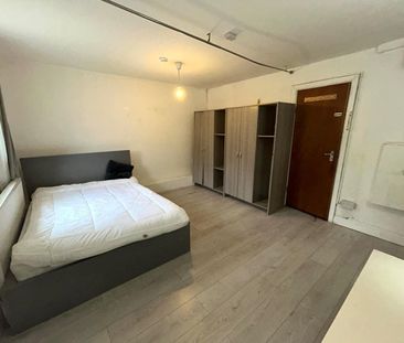 Studio Flat, Norbroke Street, W12 - Photo 2