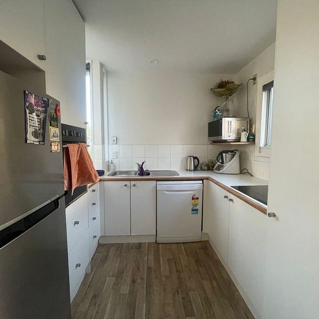 Location! 3 bed townhouse with double garage - Photo 1