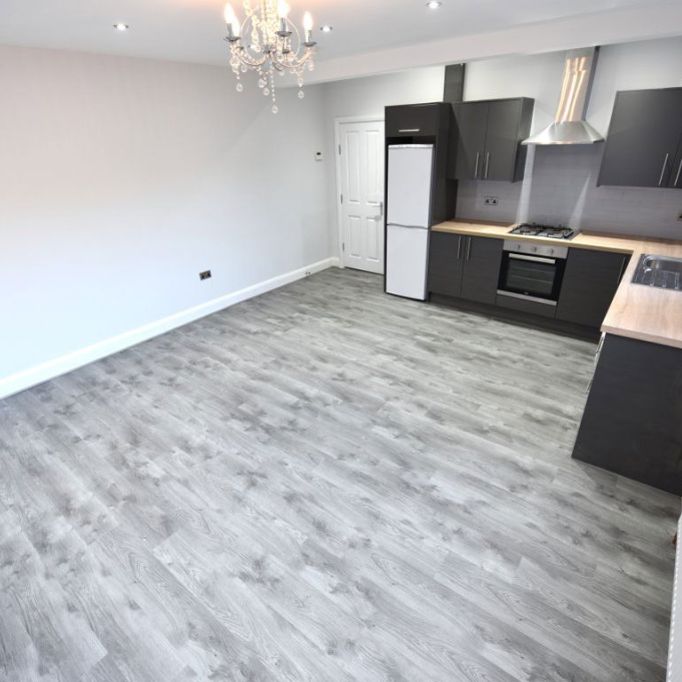 3 bedroom Flat in Lea Farm Drive, Leeds - Photo 1