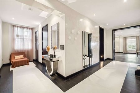 4770 square feet of beautiful light-filled space in this three floor flat by Hyde Park. The property comprises: exquisitely finished kitchen/breakfast room, generously sized reception room, - Photo 5