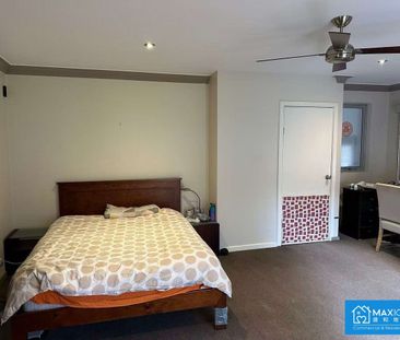 Stunning 5-Bedroom Family Home in Prime Oakleigh | Fully Furnished ... - Photo 6