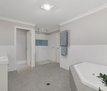 ONE OF A KIND - Photo 4