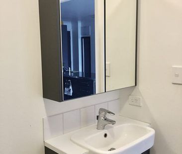 Warm 2 Bedroom Apartment in central Te Aro - Photo 6