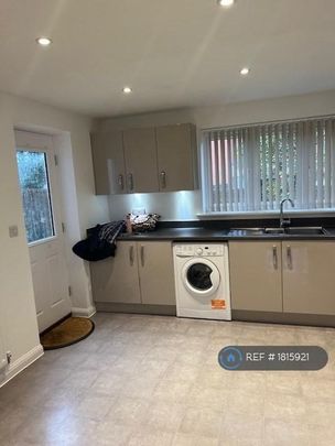 4 bedroom detached house to rent - Photo 1