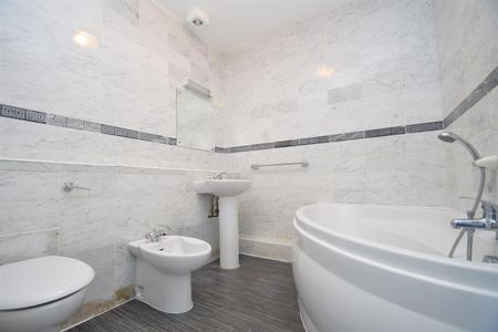 2 bedroom apartment - Photo 2