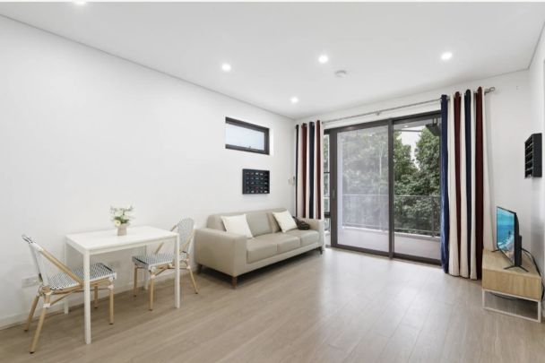 Beautiful Top Floor Two-Bedroom Apartment in Quiet Location - Photo 1