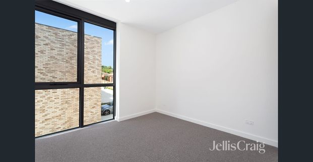 Designer Luxury Living in the Heart of Ivanhoe East 12 - 18 Month Lease - Photo 1