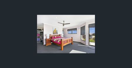 Beautiful 5 Bedroom Home - Photo 2