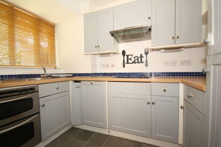 Knaphill, Woking - Photo 2
