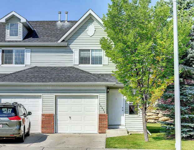 Newly renovated 3 Beds End-unit Townhouse in Coventry Hills — 3 Bedrooms Townhouse - Photo 1