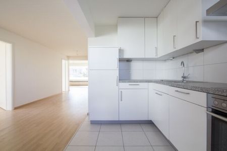 Luminous 4.5-room apartment with balcony and modern kitchen - Foto 2