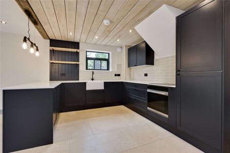 A contemporary barn conversion in the sought-after village of Churt. - Photo 4