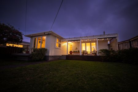 Sunny beautifully renovated 3 bedroom family home - Photo 4