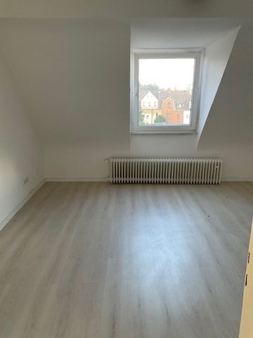 3 NKM frei bei Anmietung ! Schöne renovierte 3 Zimmer Dachgeschoss Wohnung in Duisburg zu vermieten - Foto 4