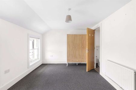 Spacious 2-bed apartment in the heart of St John’s Road - Photo 2