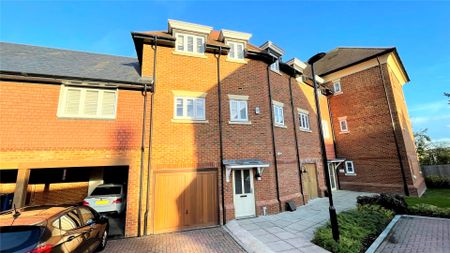 2 bedroom Maisonette in Charlock Place, Bracknell - Photo 3