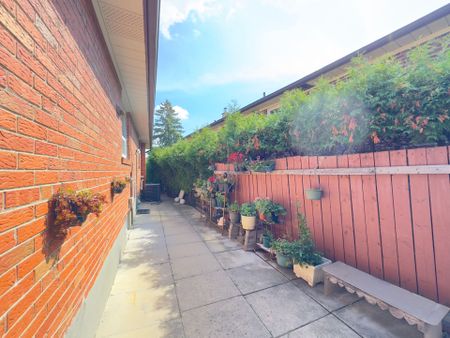 For Lease - 4 Fondy Court, Toronto, Ontario - Photo 3