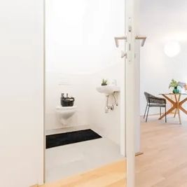 Ruhige, moderne 2-Zimmer-Wohnung mit Terrasse in Hoflage - Komfort & Ruhe genießen - Photo 2