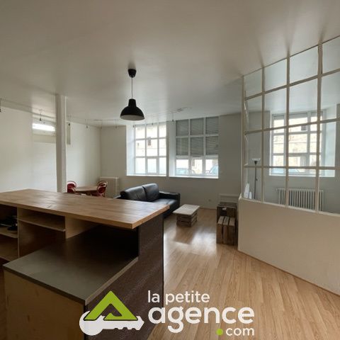 Grand loft T2 centre de ville de Bourges avec emplacement de parking. - Photo 1