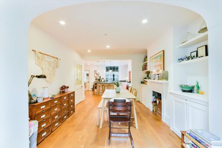 Beautifully presented four-bedroom house to rent on Thornhill Square, N1. - Photo 5