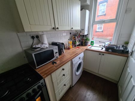 2 Bed - 37 Christopher Road, Woodhouse, Leeds - LS6 2JX - Student - Photo 3