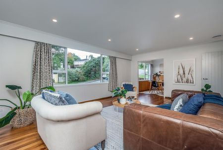 52 Kiwi Crescent, Tawa - Photo 2