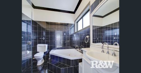 Located in a quite cul-de-sac - Photo 4