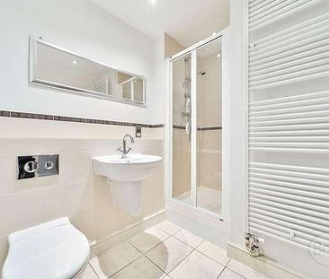 Between Streets, Cobham, Surrey, KT11 - Photo 4