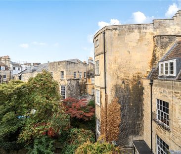 Suitable for Professional singles, couples, families, or sharers. A 3 bedroom upper floor maisonette in central Bath convenient for BathSpa Railway Station. Offered furnished. - Photo 2
