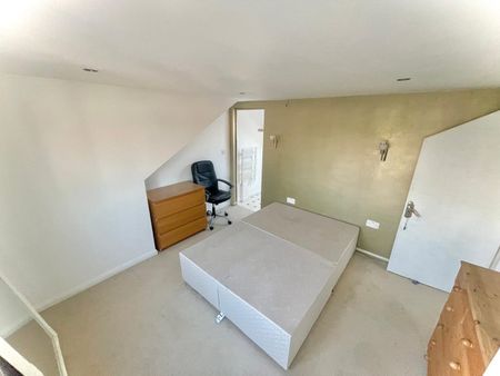 1 Bed End Terrace, Albion Road, TW3 - Photo 2