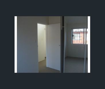 3 bedroom, 2.5 bathrooms, 2 garage spaces, courtyard - Photo 3