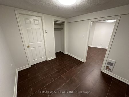 Detached Home For Lease | W8129362 - Photo 4